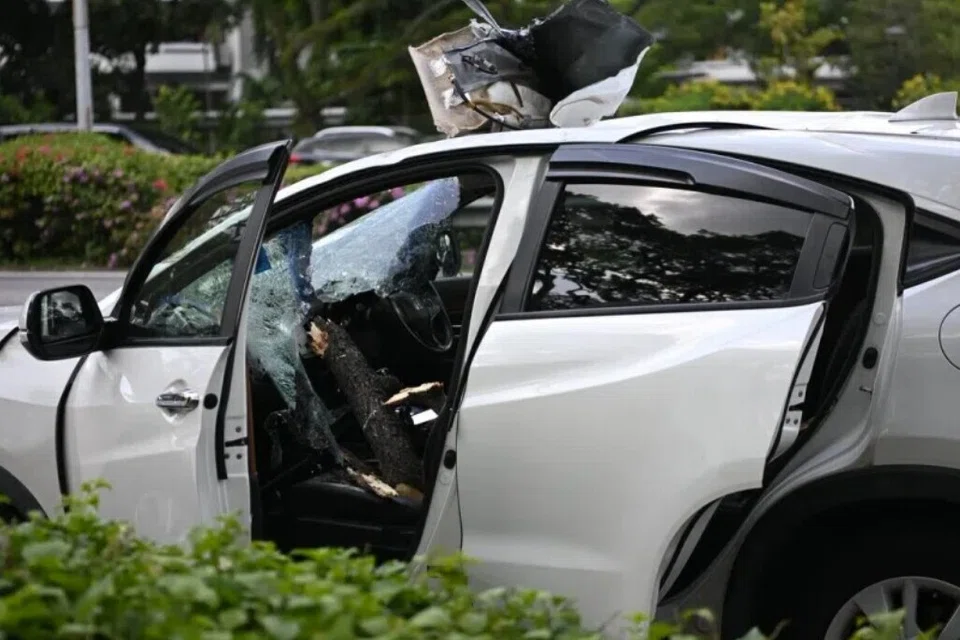 Sebuah kereta putih juga mengalami kerosakan pada cermin dan bonetnya.