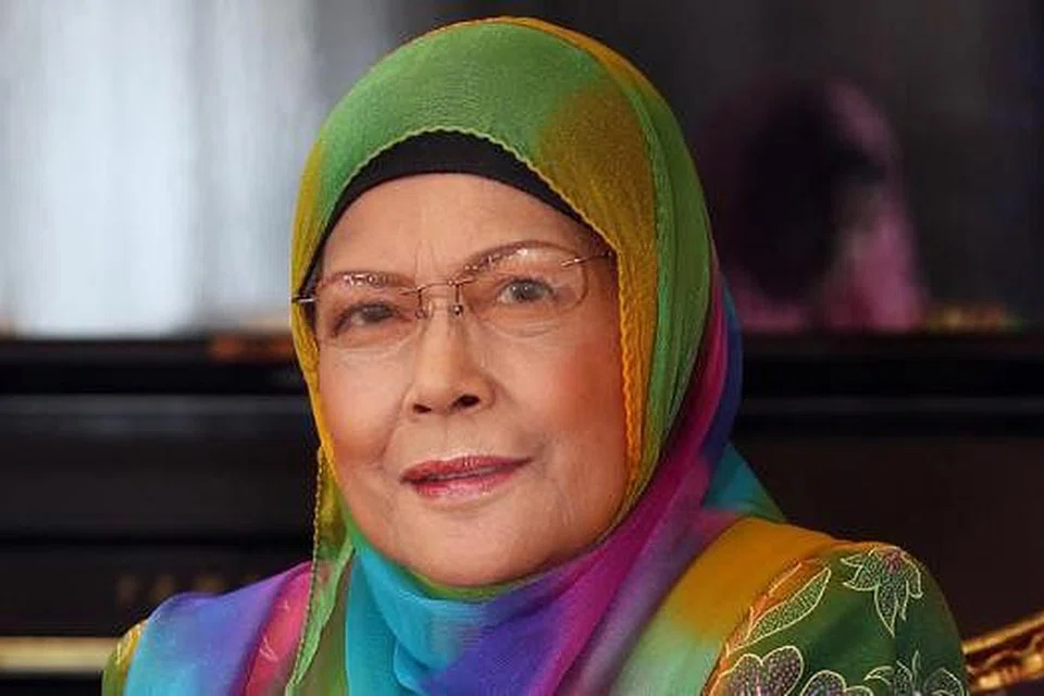 AMANAH BESAR: Aisyah Aziz berharap amanah besar dalam menghidupkan watak Kartina Dahari (gambar) di dalam pementasan khas ini dapat diterajuinya dengan yakin tanpa menghadapi masalah menyanyikan lagu malar segar Allahyarhamha. - Foto TUKIMAN WARJI