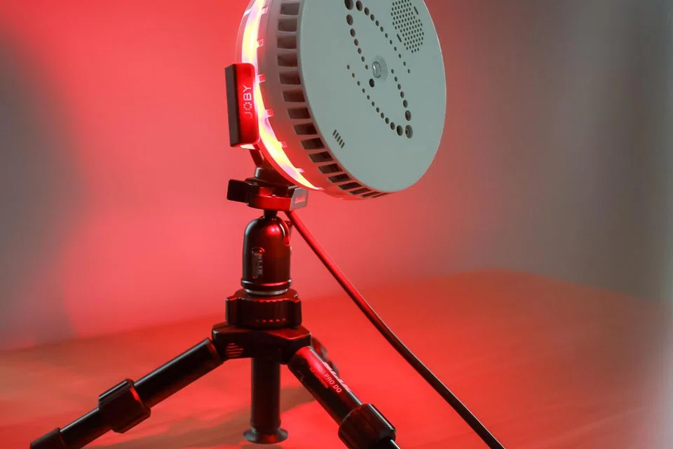 Alat pengesan pintar yang diberi nama ‘Halo Smart Sensor’ dihasilkan Motorola Solutions, dijual pada harga sekitar $2,000 dan biasanya diletakkan di dalam tandas, bilik darjah atau pejabat.