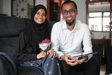 HARAPAN BAKAL MEMPELAI: Meskipun terjejas akibat penularan Covid-19, pasangan Cik Azyan dan Encik Muhsin berharap majlis perkahwinan mereka dapat terus dijalankan dengan lancar pada masa akan datang. - Foto BH oleh KUA CHEE SIONG