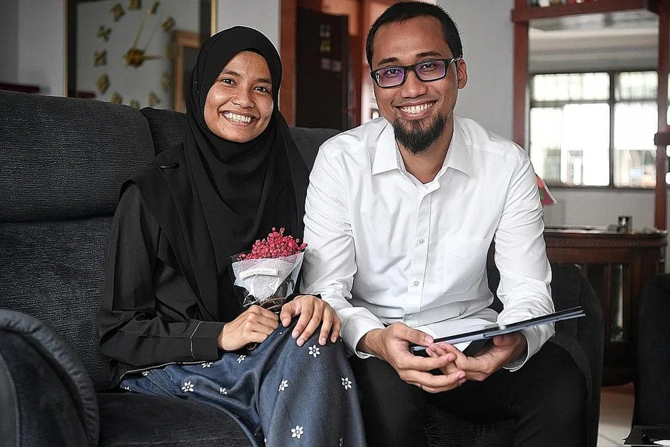 HARAPAN BAKAL MEMPELAI: Meskipun terjejas akibat penularan Covid-19, pasangan Cik Azyan dan Encik Muhsin berharap majlis perkahwinan mereka dapat terus dijalankan dengan lancar pada masa akan datang. - Foto BH oleh KUA CHEE SIONG