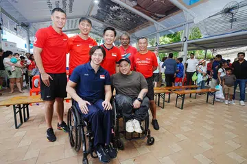 Menteri Negara (Kebudayaan, Masyarakat dan Belia merangkap Perdagangan dan Perusahaan), Encik Alvin Tan (belakang, tengah), bergambar bersama legenda bola sepak Singapura, (belakang, dari kiri) Baihakki Khaizan, Lim Tong Hai, Terry Pathmanathan dan Steven Tan, serta perenang Paralimpik, (depan, dari kiri) Toh Wei Soong dan Theresa Goh, di acara perasmian mural sukan di Dewan Serbaguna Blok 14 Farrer Park semasa acara ‘Meraikan Warisan Sukan Farrer Park’  pada 4 Januari.