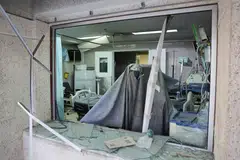 Bidai tingkap yang musnah serta serpihan runtuhan selepas serangan Israel dan Amerika Syarikat ke atas Hospital Motahhari, dalam konflik Amerika Syarikat-Israel dengan Iran, di Teheran, Iran, 3 Mac 2026 