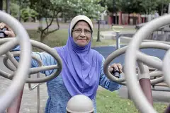 UBAH GAYA HIDUP SIHAT: Serangan strok dua tahun lalu mendorong Cik Sharifah Fauziah untuk mengubah gaya hidup dan pemakanannya. - Foto BH oleh IQBAL FAIZAL
