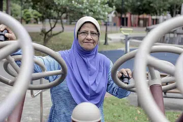 UBAH GAYA HIDUP SIHAT: Serangan strok dua tahun lalu mendorong Cik Sharifah Fauziah untuk mengubah gaya hidup dan pemakanannya. - Foto BH oleh IQBAL FAIZAL