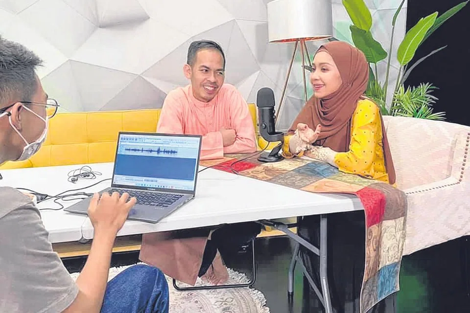'WARNA- WARNI KEHIDUPAN': Diusahakan Ustaz Yusri (tengah) dan adiknya, Marina Yusoff, dengan bantuan anak Ustaz Yusri, Ahmad Yasir, sebagai teknisyen, ia membawa pendengar menelusuri realiti hubungan antara suami isteri, ibu bapa, keluarga dan juga sesama teman. - Foto ihsan USTAZ MOHAMMAD YUSRI YUBHI MD YUSOFF