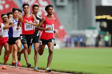 SOKONGAN TAMBAHAN: Thiruben Thana Rajan (kanan), pemegang redko acara 400 meter lelaki bawah 18 tahun ialah antara penerima biasiswa SOF_Peter Lim pada 2018. 