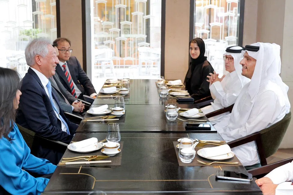 Menteri Kanan yang juga Menteri Penyelaras Bagi Keselamatan Negara, Encik Teo Chee Hean (kiri) bertemu Perdana Menteri merangkap Menteri Luar Qatar, Sheikh Mohammed Abdulrahman Al Thani (kanan). Kedua-dua pemimpin itu merupakan pengerusi bersama bagi Jawatankuasa Bersama Peringkat Tinggi Qatar-Singapura, yang kali terakhirnya diadakan pada 2023. 