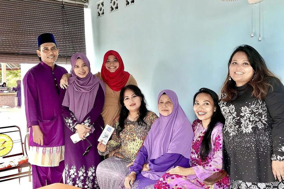 KENANGAN HARI RAYA: Cik Intan (dua dari kanan) bersama (dari kiri) abang, Encik Khaharuddin Adam; kakak sulung, Cik Noor Aidah; adik bongsu, Cik Siti Zalinah, adik, Cik Noor Hasnah; ibu, Cik Kasilah Kasim; dan adik, Cik Siti Hajilah, semasa mereka beraya di Kampung Sawah, Pekan Nenas, Johor, tahun lalu. - Foto ihsan INTAN ADAM