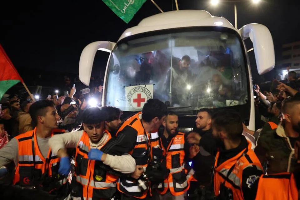 JAGAAN RAPI: Khidmat kecemasan Jawatankuasa Antarabangsa Palang Merah (ICRC) tetap dititikberatkan dengan sebuah bas jawatankuasa itu dikhususkan untuk menampung tahanan Palestin yang dibebaskan daripada penjara tentera Israel. 