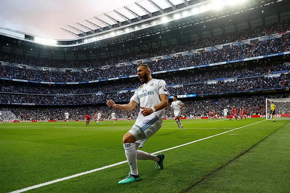 SENTUHAN GOL: Wira pasukan, Karim Benzema, meraikan gol pembukaannya semasa membantu Real seri 2-2 dengan Bayern. Real mara ke final dengan kemenangan agregat 4-3. - Foto REUTERS