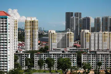 TURUN SEDIKIT: Bilangan flat jualan semula HDB yang bertukar tangan pada suku kedua 2023 turun 6.7 peratus kepada 6,514 daripada 6,979 pada suku pertama.