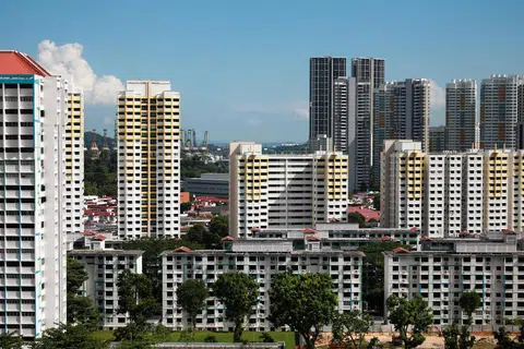 TURUN SEDIKIT: Bilangan flat jualan semula HDB yang bertukar tangan pada suku kedua 2023 turun 6.7 peratus kepada 6,514 daripada 6,979 pada suku pertama.