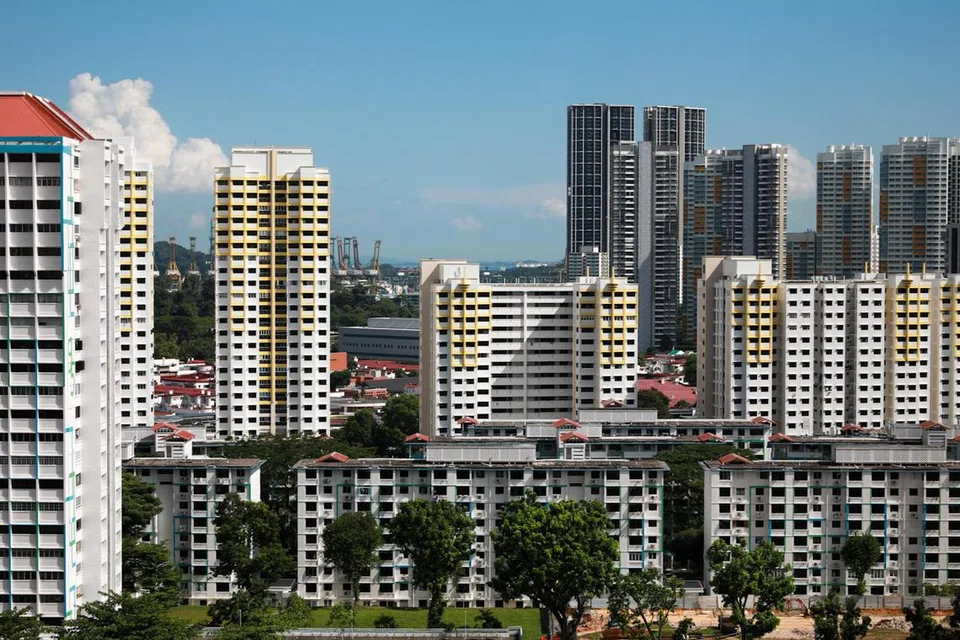 TURUN SEDIKIT: Bilangan flat jualan semula HDB yang bertukar tangan pada suku kedua 2023 turun 6.7 peratus kepada 6,514 daripada 6,979 pada suku pertama.