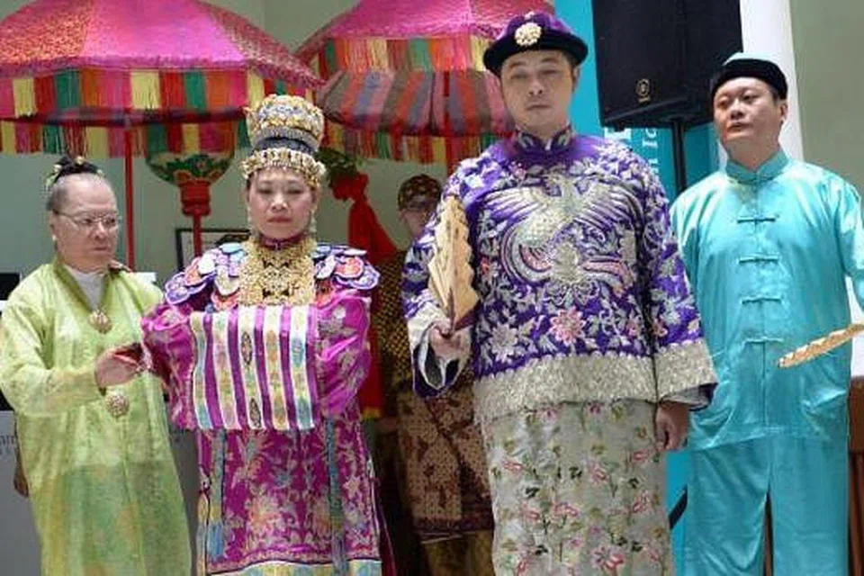 MUZIUM PERANAKAN: Singapura gigih melestari warisan kaum Cina Peranakan lewat muziumnya, pemuliharaan rumah warisan sehingga acara-acara drama dan pertunjukan mempelai. - Foto fail