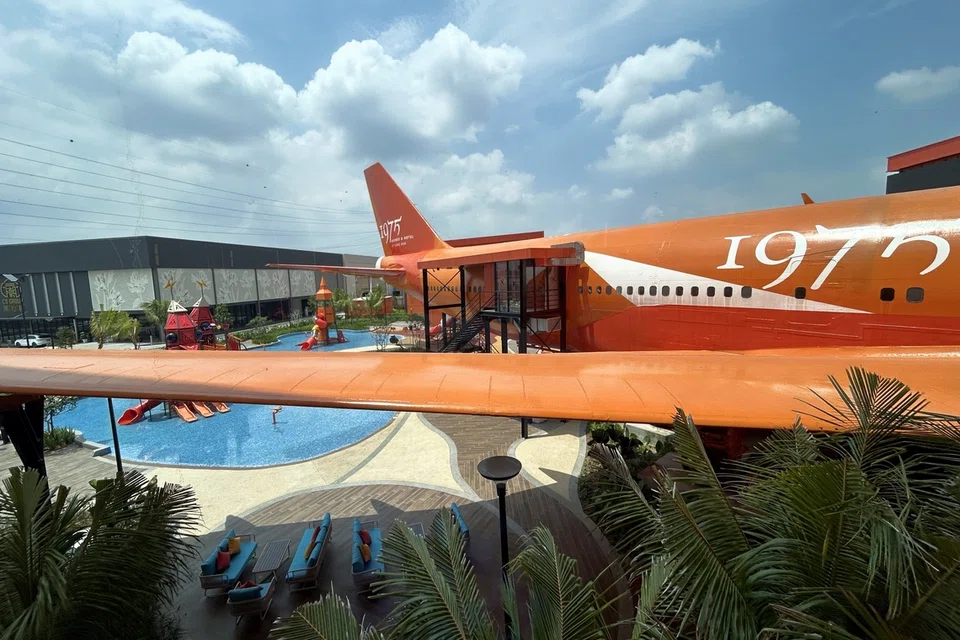 Pemandangan dari lobi 1975 Avenue and Hotel yang memperlihatkan taman air yang dibuka kepada orang ramai.