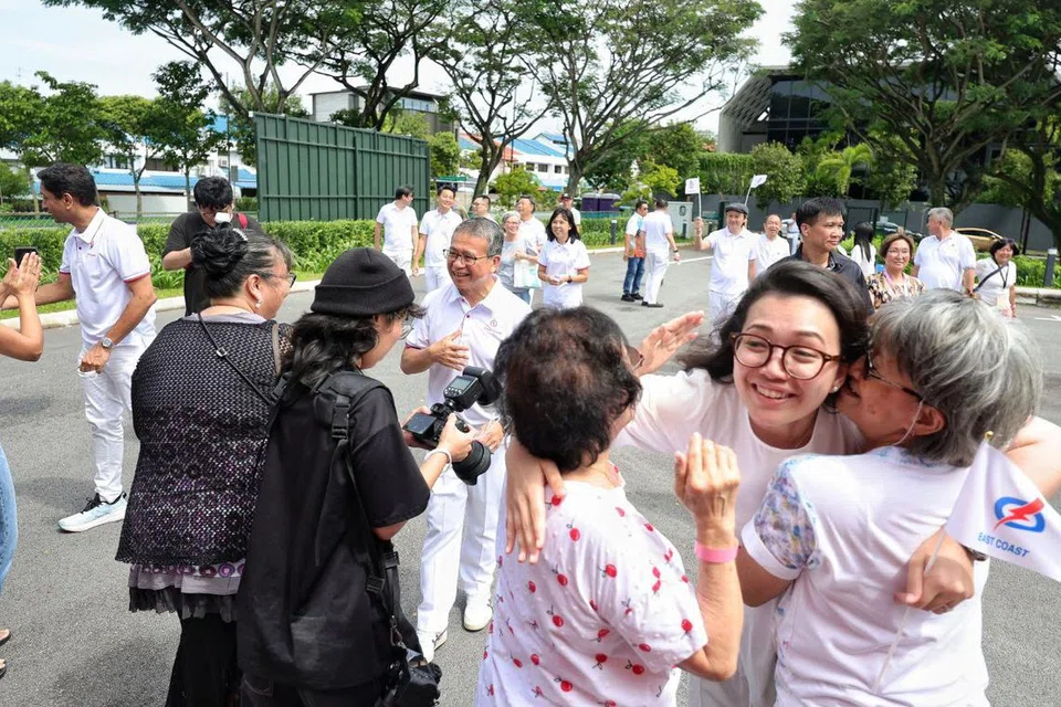Beberapa penduduk di kawasan GRC East Coast kelihatan teruja bertemu muka baru PAP, Cik Hazlina Abdul Halim, lantas mendakap erat dirinya dalam kegembiraan.