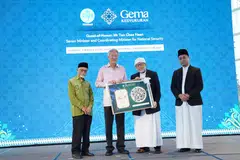Pengerusi Masyaikh, Pergas, Ustaz Mohamad Hasbi Hassan (dua dari kanan) menerima Anugerah Warisan Pergas yang disampaikan oleh Menteri Kanan yang juga Menteri Penyelaras Bagi Keselamatan Negara, Encik Teo Chee Hean (dua dari kiri); Presiden Pergas, Ustaz Muhammad Tarmizi Abdul Wahid (kanan); dan Pengerusi Lembaga Pengiktirafan Asatizah (ARB), Ustaz Pasuni Maulan (kiri) pada 3 Mac.