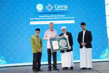 Pengerusi Masyaikh, Pergas, Ustaz Mohamad Hasbi Hassan (dua dari kanan) menerima Anugerah Warisan Pergas yang disampaikan oleh Menteri Kanan yang juga Menteri Penyelaras Bagi Keselamatan Negara, Encik Teo Chee Hean (dua dari kiri); Presiden Pergas, Ustaz Muhammad Tarmizi Abdul Wahid (kanan); dan Pengerusi Lembaga Pengiktirafan Asatizah (ARB), Ustaz Pasuni Maulan (kiri) pada 3 Mac.