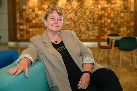 Cik Berit Karlsen, yang lebih senang dipanggil dengan nama Bibi Zaharah, sudah menetap di Singapura selama 37 tahun dan terbuka menerima budaya dan bahasa Melayu.