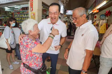 Menteri Pembangunan Sosial dan Keluarga, Encik Masagos Zulkifli Masagos Mohamad (kanan), yang juga Anggota Parlimen (AP) GRC Tampines menghargai jasa Menteri Negara Kanan (Kesihatan merangkap Tenaga Manusia), Dr Koh Poh Koon, buat penduduk di Tampines.