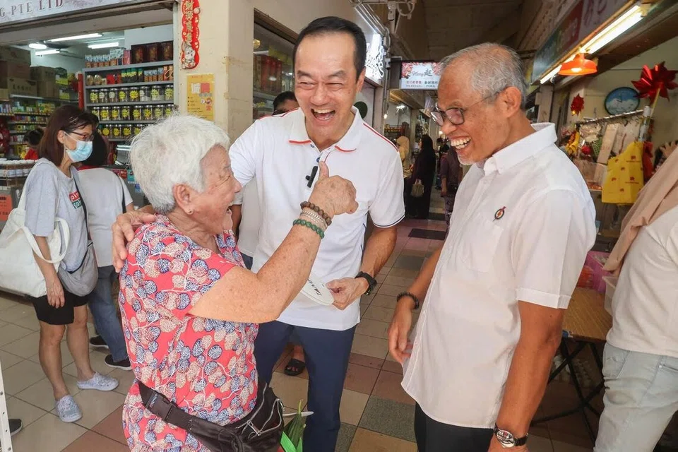 Menteri Pembangunan Sosial dan Keluarga, Encik Masagos Zulkifli Masagos Mohamad (kanan), yang juga Anggota Parlimen (AP) GRC Tampines menghargai jasa Menteri Negara Kanan (Kesihatan merangkap Tenaga Manusia), Dr Koh Poh Koon, buat penduduk di Tampines.