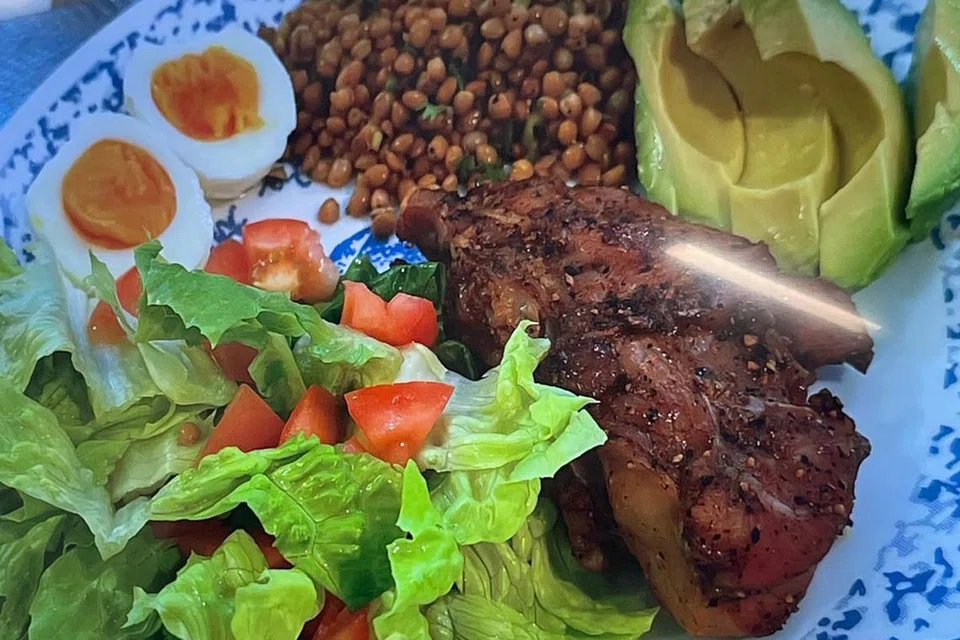 Kajian menunjukkan diet kaya dengan sayur-sayuran, buah-buahan, bijirin penuh, dan lemak sihat boleh membantu memperlahankan proses penuaan.
