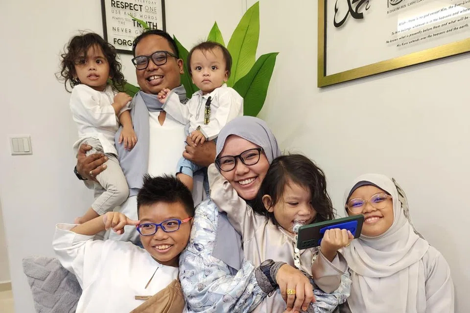 Salah seorang peserta Program Tuisyen Mendaki (MTP), Ruudi Imadi Irwan Nurman (duduk paling kiri), 12 tahun, menyukai Program Tuisyen Mendaki (MTP) kerana keselesaan interaksi bersama tutor yang sangat membantu ketika menyelesaikan soalan. Impaknya, Ruudi Imadi dapat menjawab soalan Matematik dengan lebih pantas, berbanding dahulu.