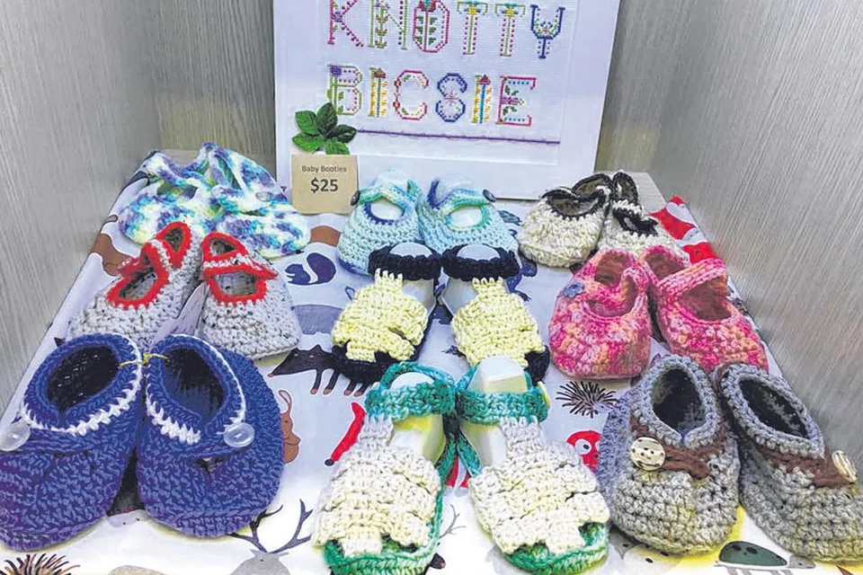 BUATAN TANGAN: Kasut kanak-kanak yang dikait daripada jenama Knotty Bicsie turut ditawarkan di kedai Enterprising Mums United (EMU). - Foto EMU 