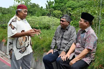 MANFAAT TEKNOLOGI UNTUK KEKAL RELEVAN: Encik Darulhisham (tengah) bekerjasama dengan mantan pengerusi TBCMAS Encik Mohamed Yahaya Kadri (kanan) dan mantan Penolong Setiausaha Agung, Encik Zakaria Hassan (kiri) dalam memastikan pertubuhan tersebut terus meraih manfaat teknologi demi mengekalkan kerelevenannya. - Foto BH oleh KHALID BABA 