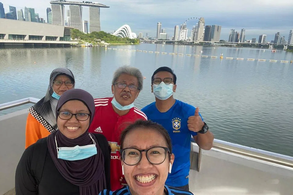 SAMBUNG SEMULA RUTIN SIHAT: Mengalu-alukan ketibaan Fasa Tiga (Kewaspadaan Dipertingkat), Cik Norzulaiha (dua dari kanan) gembira dapat berkumpul bersama keluarganya semula. - Foto ihsan NORZULAIHA SAPARI