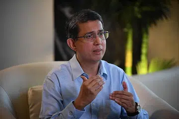 BERI PENJELASAN MENDALAM: Dr Faishal Ibrahim telah bertemu media bahasa Melayu setempat untuk diwawancara di ibu pejabat Kementerian Ehwal Dalam Negeri (MHA) di New Phoenix Park semalam. - Foto BH oleh CHONG JUN LIANG