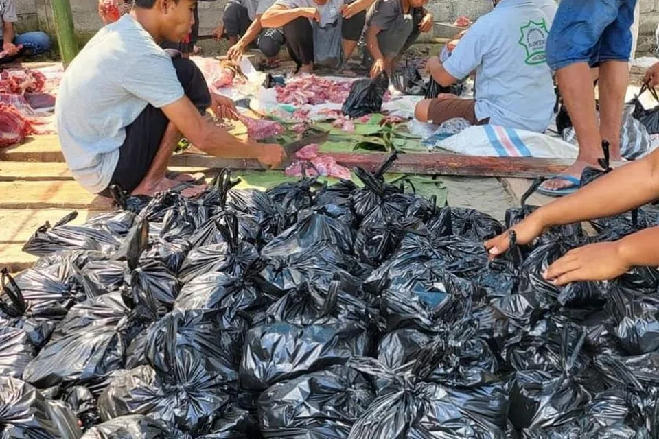 PLATFORM DIYAKINI: Al-Imtaq International & Services menguruskan pembahagian daging korban kepada golongan Islam yang memerlukan di Lombok, Indonesia, pada tahun 2022.