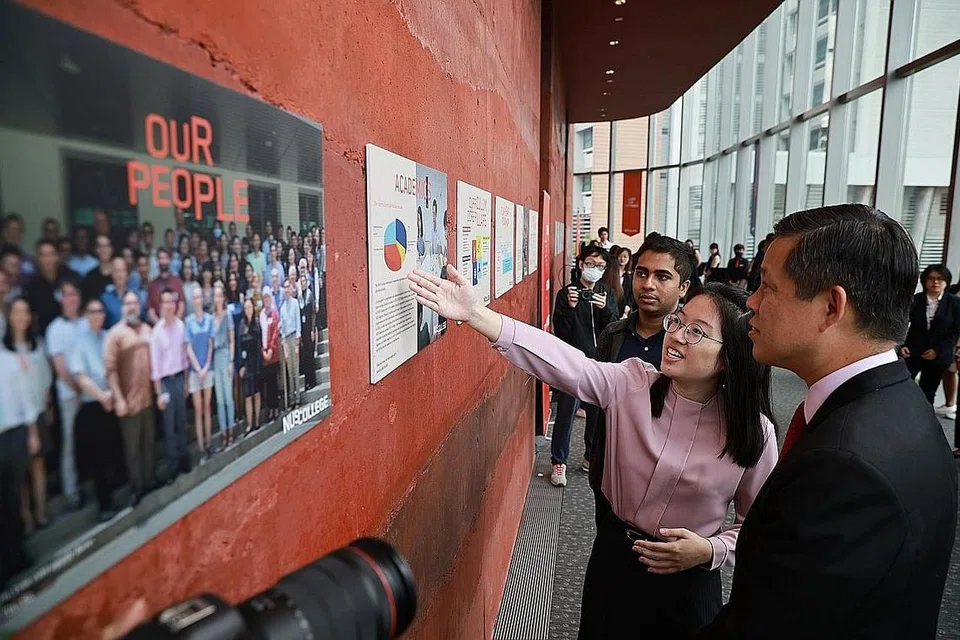 PELANCARAN KOLEJ NUS: Menteri Pendidikan, Encik Chan Chun Sing (kanan), menghadiri pelanjaran Kolej NUS di Universiti Nasional Singapura pada pagi Isnin. - Foto ST