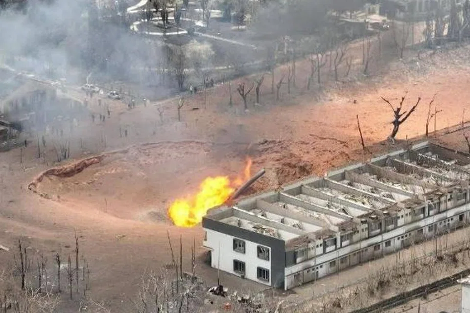 Kawah sedalam hampir 10 meter terbentuk akibat letupan dahsyat yang berpunca daripada kebakaran saluran paip gas  bawah tanah milik Petronas berhampiran kawasan perumahan dekat Putra Heights, Subang Jaya, Selangor, pada 1 April