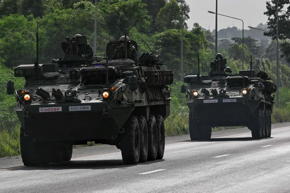 Kenderaan berperisai Tentera Diraja Thai dilihat di jalan raya di wilayah Chachoengsao pada 24 Julai sedang ketegangan dengan negara jiran, Kemboja, bertukar menjadi konflik bersenjata.