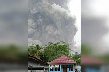 Gunung berapi Semeru di Indonesia meletus