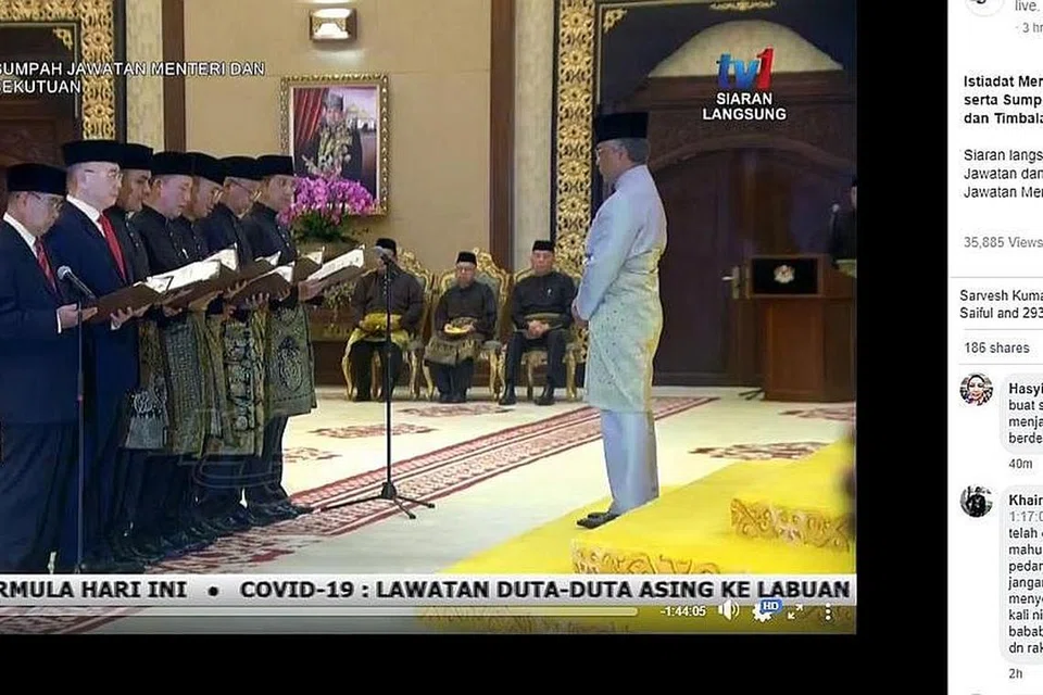 PELANTIKAN DIRASMI: Yang di-Pertuan Agong Al-Sultan Abdullahmenyaksikan upacara angkat sumpah empat menteri kanan dan tiga lagi menteri kabinet kerajaan Perikatan Nasional. Mereka ialah (dari kanan) menteri kanan Datuk Seri Azmin Ali, menteri kanan Datuk Seri Ismail Sabri Yaacob, Menteri Kewangan Tengku Zafrul Tengku Abdul Aziz, menteri kanan Fadillah Yusof, menteri kanan Mohd Radzi Md Jidin, Menteri Pengangkutan Wee Ka Siong, dan Encik Maximus Ongkili, Menteri di Jabatan Perdana Menteri (Hal Ehwal Sabah dan Sarawak) - Foto TANGKAP SKRIN ST ONLINE