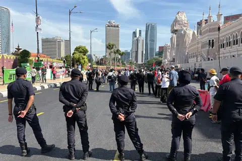 Anggota polis berkawal di Dataran Merdeka, Kuala Lumpur, tempat berlangsungnya ‘Himpunan Aman Bantah Trump’ pada 26 Oktober.