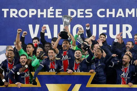 UNGGUL DI PERANCIS: Paris Saint-Germain menewaskan Marseille 2-1 untuk menjuarai Trophee des Champions - buat kali kelapan berturut-turut - di Lens kelmarin. - Foto REUTERS