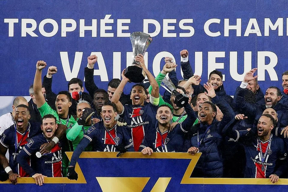 UNGGUL DI PERANCIS: Paris Saint-Germain menewaskan Marseille 2-1 untuk menjuarai Trophee des Champions - buat kali kelapan berturut-turut - di Lens kelmarin. - Foto REUTERS