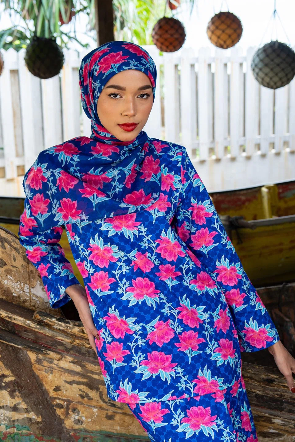 Andra Kurung (daripada $39) merupakan rekaan daripada koleksi ‘Batik’ yang merupakan satu penghormatan bagi warisan Malaysia sambil bermain dengan motif batik dari negara itu. Rekaan ini boleh didapati di Metro Causeway Point. 