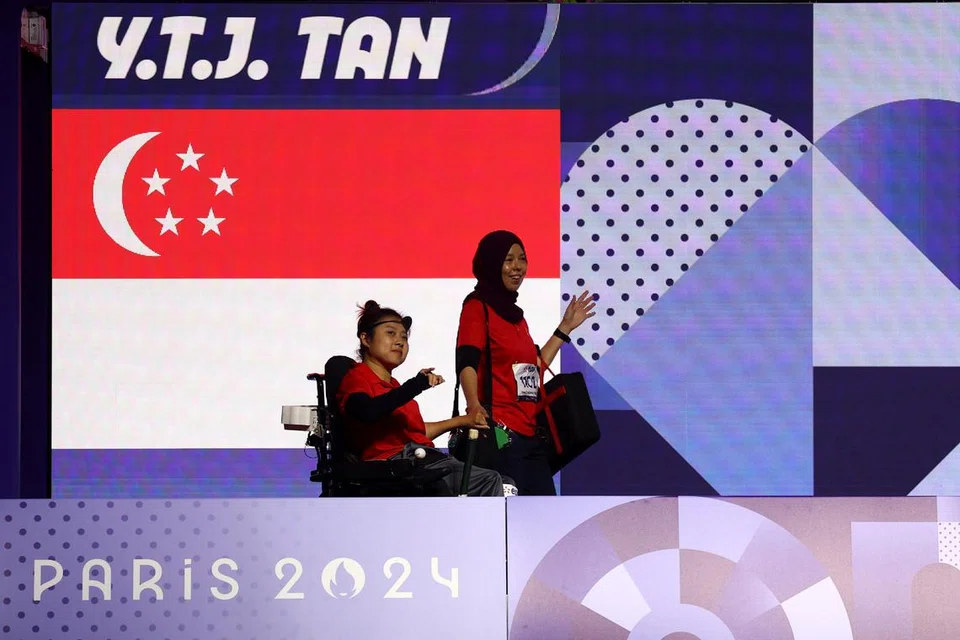 Jeralyn Tan muncul di tempat kedua bagi memenangi pingat perak dalam pertarungan akhir acara boccia BC1 individu wanita di Paris pada 2 September. Di sebelahnya ialah jurulatihnya, Yurnita Omar.