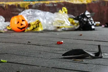 Satu kasut dan labu plastik dengan rekaan 'halloween' antara yang ditemui di tapak kejadian rempuhan yang berlaku di daerah Itaewon, Korea Selatan, kelmarin. - Foto REUTERS