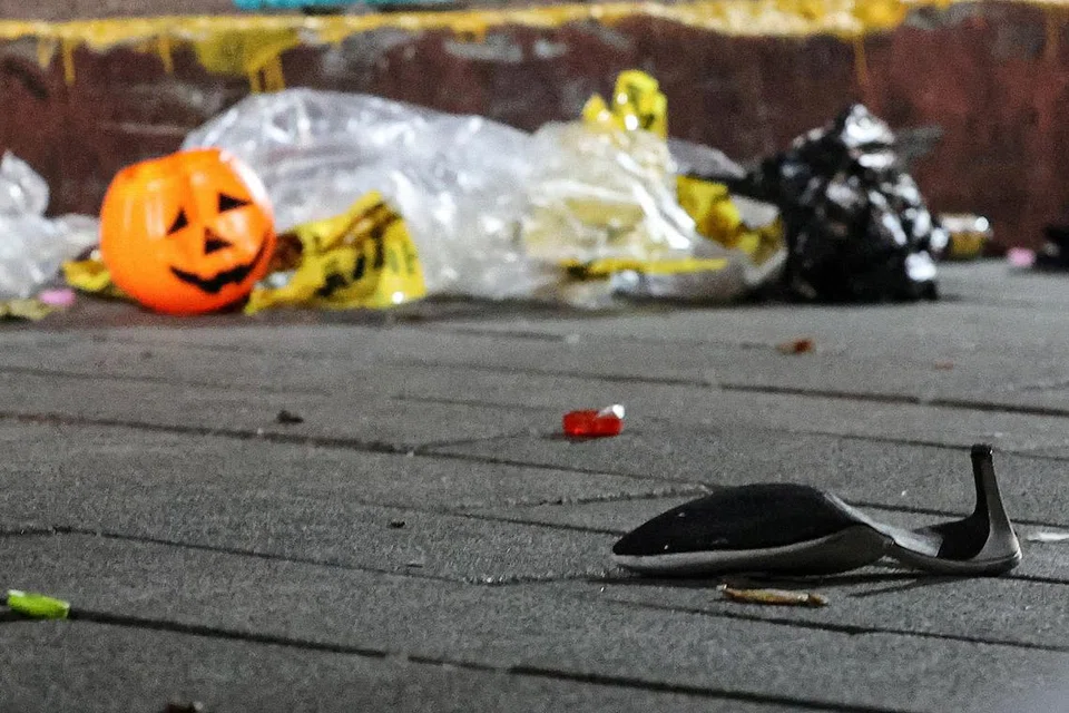 Satu kasut dan labu plastik dengan rekaan 'halloween' antara yang ditemui di tapak kejadian rempuhan yang berlaku di daerah Itaewon, Korea Selatan, kelmarin. - Foto REUTERS