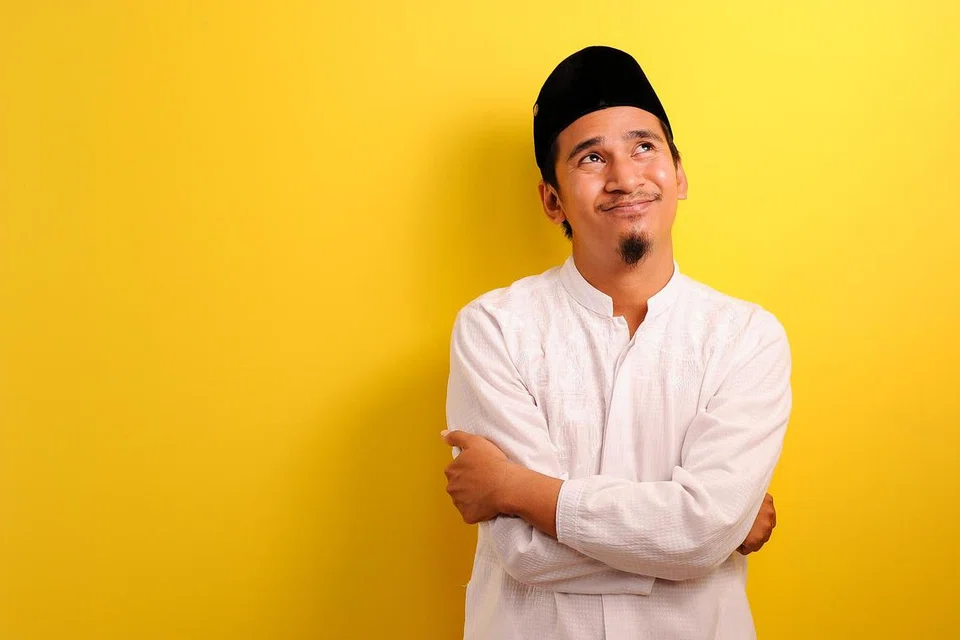BEZA TAWAKAL DENGAN MALAS DAN BERANGAN-ANGAN: Tawakal adalah suatu konsep yang membawa makna menyerahkan dan mewakilkan segala urusan kepada Allah swt. Amat penting difahami bahawa tawakal bukan sekadar duduk bersantai, berpangku tangan menanti nasib atau berangan-angan memperoleh nikmat dari langit tanpa perlu berusaha.