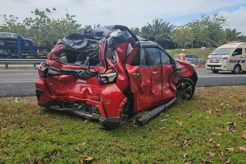 Kereta Perodua Ativa yang dinaiki bayi dua bulan bersama keluarganya remuk dalam kemalangan membabitkan enam kenderaan di Kilometer 184 Lebuhraya Utara Selatan arah selatan dekat Jasin, Melaka.