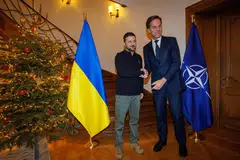 Setiausaha Agung Pertubuhan Perjanjian Atlantik Utara (Nato), Encik Mark Rutte (kanan) bertemu dengan Presiden Ukraine, Encik Volodymyr Zelensky di kediaman Encik Rutte di Brussels, pada 18 Disember.