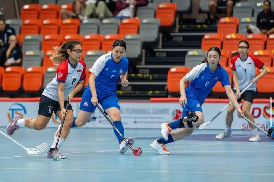Walaupun telah beraksi selama lapan tahun bagi pasukan bola lantai Singapura, Siti Nurhaliza Khairul Anuar (kiri), percaya beliau masih mempunyai keupayaan dan pengalaman untuk terus menyumbang kepada pasukan kebangsaan.