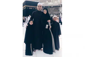 KONGSI BERITA GEMBIRA: Nurul Aini, yang mengerjakan umrah Disember lalu bersama suami dan dua anaknya, berkongsi berita gembira mengenai kandungan anak ketiganya menerusi media sosial Instagram. - Foto INSTAGRAM NURUL AINI